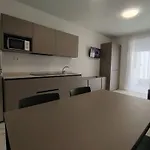 Renovated Flat With Terrace In דירה ביביונה