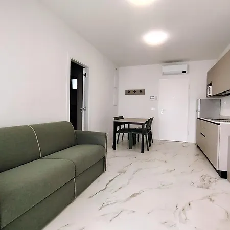 Renovated Flat With Terrace In דירה *